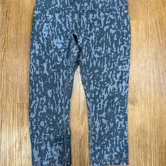 Lululemon women’s Blue Patterned Leggings - Picture 3 of 5